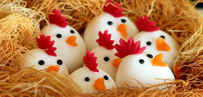 Marzipans shaped like little roosters in a nest