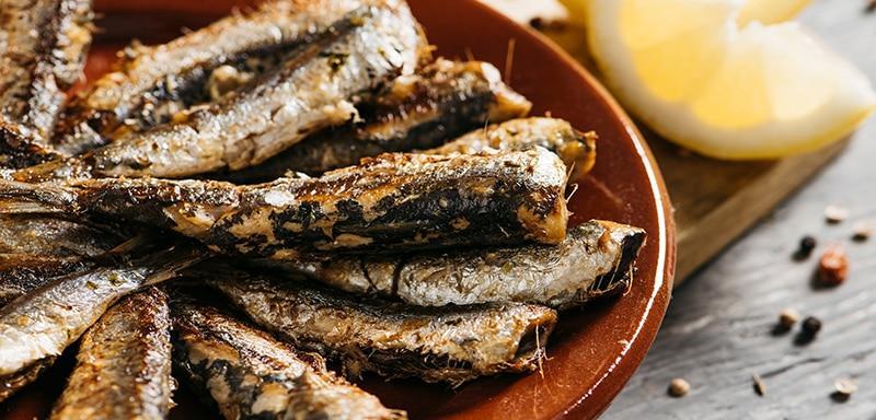 Grilled sardines with lemon